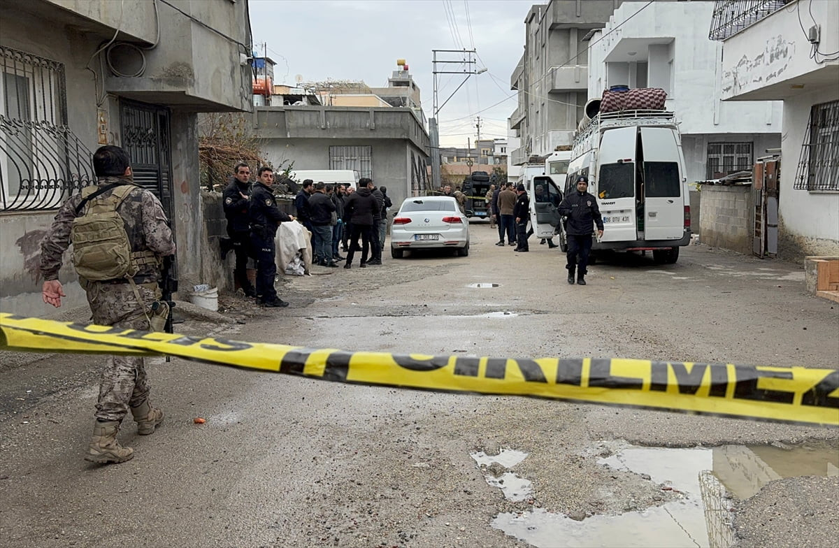 Adana'nın merkez Seyhan ilçesinde iki grup arasında çıkan silahlı kavgada 1 kişi hayatını...