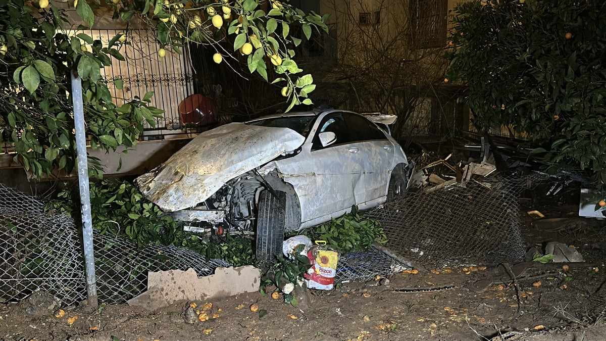 Adana'nın merkez Seyhan ilçesinde otoyolda lastiği patlayarak şarampole devrilen otomobilin...