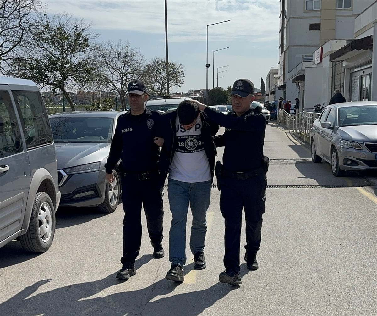 Adana'nın merkez Seyhan ilçesinde seyir halindeki aracın direksiyonunu ayağıyla kontrol ettiği...