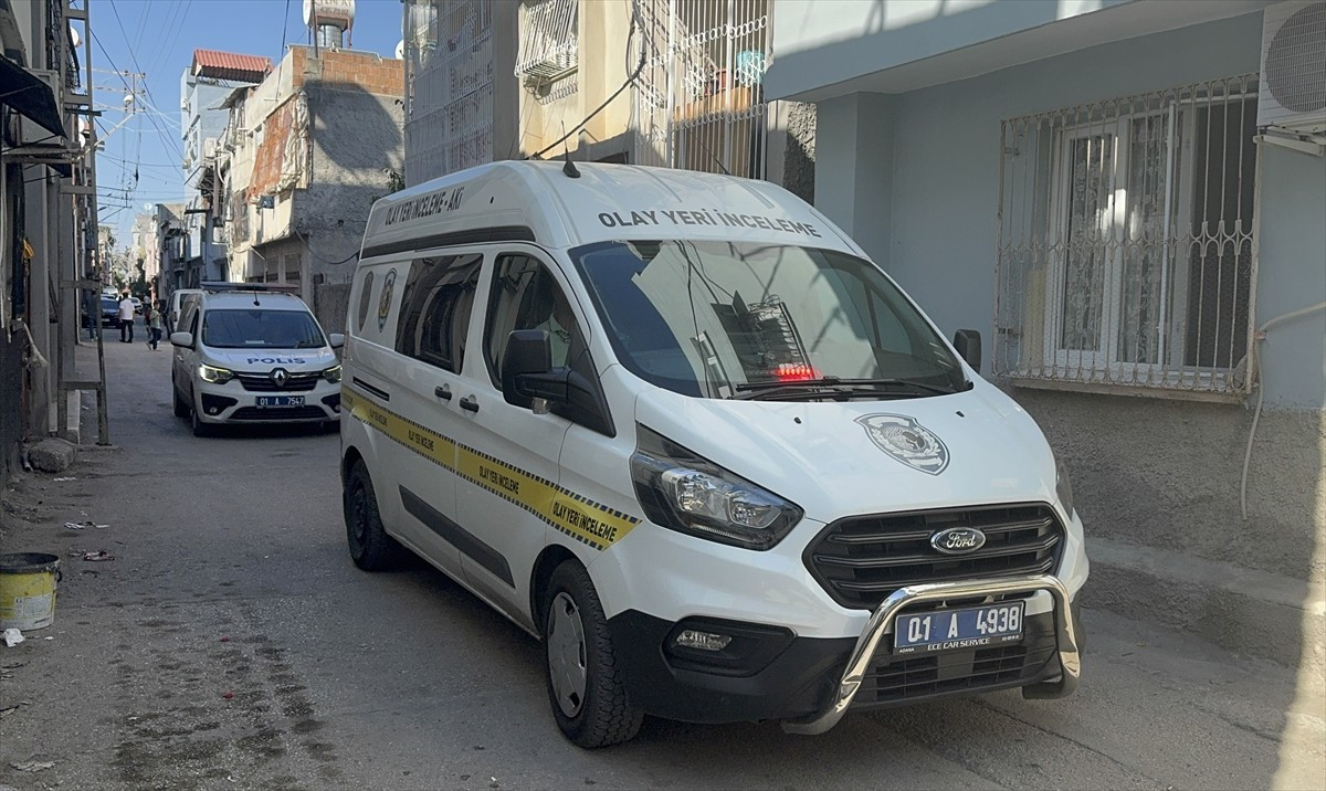 Adana'nın merkez Seyhan ilçesinde sokakta çıkan silahlı kavgada 1 kişi öldü, 3 kişi yaralandı....