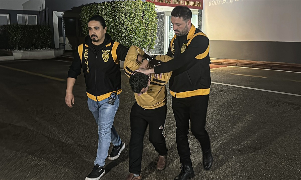 Adana'nın merkez Seyhan ilçesinde sokakta çocuğunu darbeden yabancı uyruklu baba gözaltına...