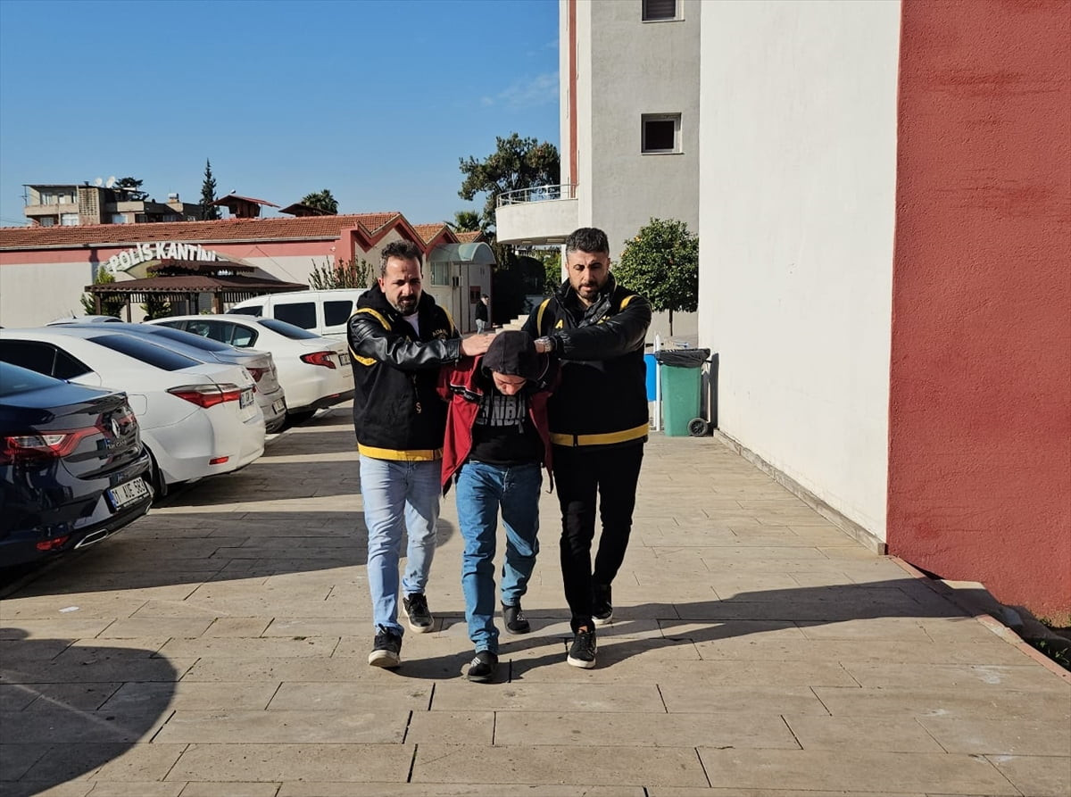 Adana'nın merkez Seyhan ilçesinde tartıştığı karısını bıçaklayarak öldüren zanlı...
