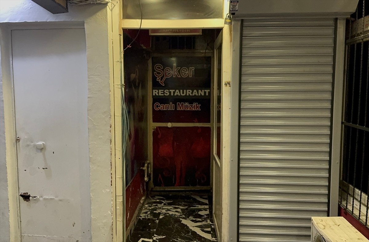 Adana'nın merkez Seyhan ilçesindeki bir barda hesap ödeme yüzünden çıktığı öne sürülen kavgada...