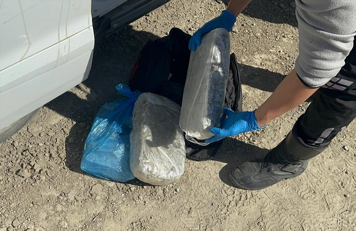 Adana'nın merkez Yüreğir ilçesinde 2 bin 343 uyuşturucu hap ile 2 kilo 940 gram esrarın ele...