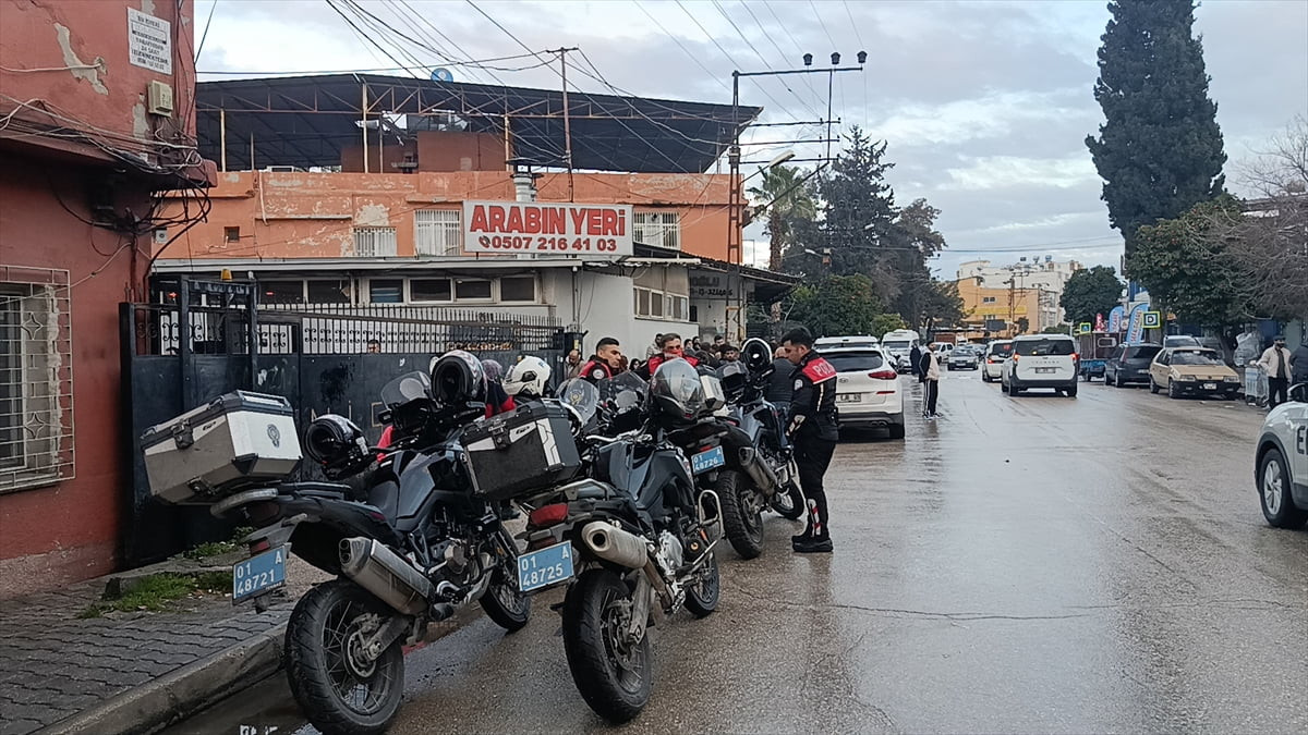 Adana'nın merkez Yüreğir ilçesinde bir kişi, eski iş yerindeki 4 mesai arkadaşını tabancayla...