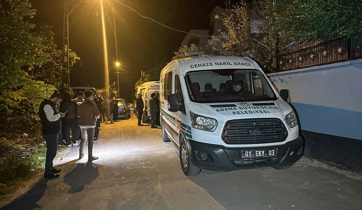 Adana'nın merkez Yüreğir ilçesinde biri engelli 2 çocuğunu tabancayla öldüren baba intihar...