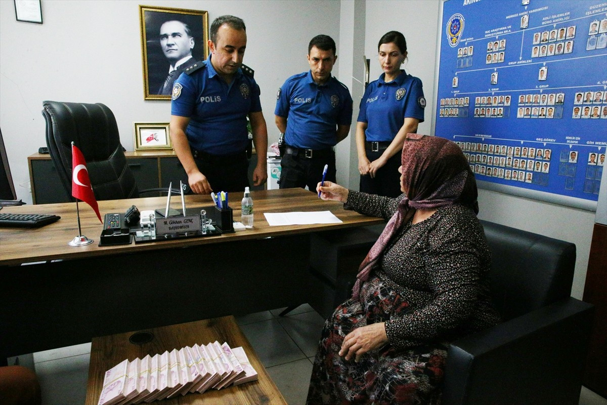 Adana'nın merkez Yüreğir ilçesinde, eski çekyatın altında bulunan ve yanlışlıkla çöpe atılan...