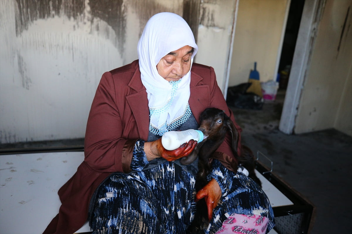Adana'nın merkez Yüreğir ilçesinde evinde yangın çıkan 75 yaşındaki şehit annesi Fatma Hakan...