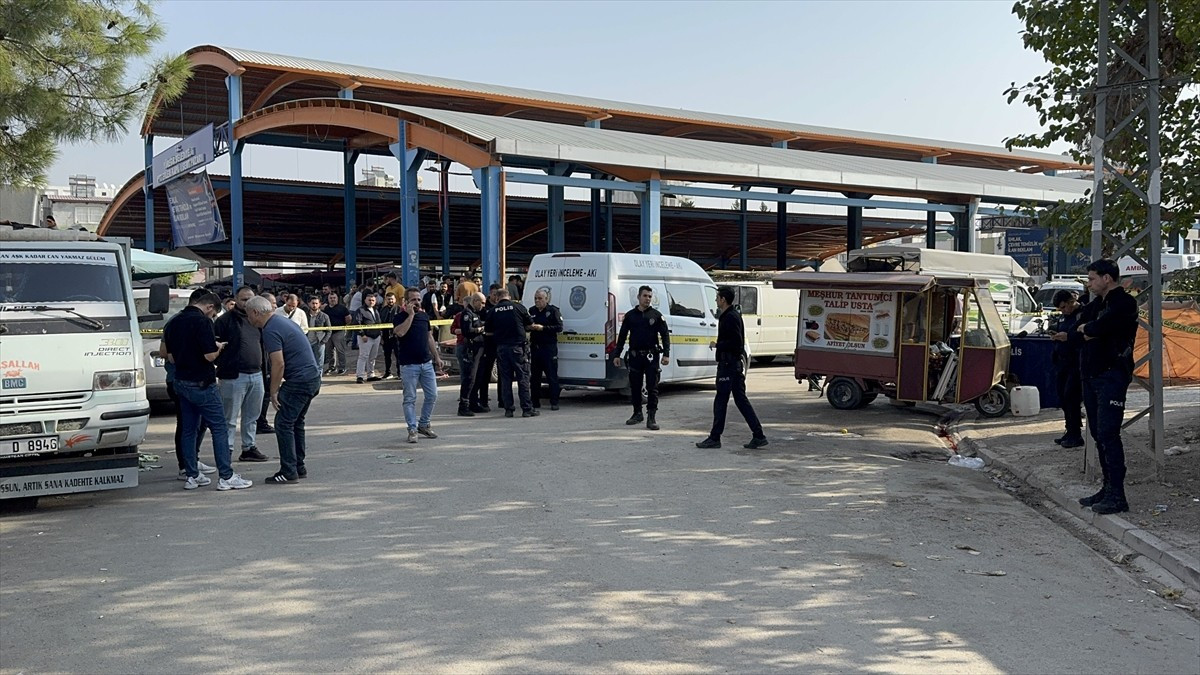 Adana'nın merkez Yüreğir ilçesinde silahlarla ateş açılması sonucu 2 kişi hayatını kaybetti, 5...