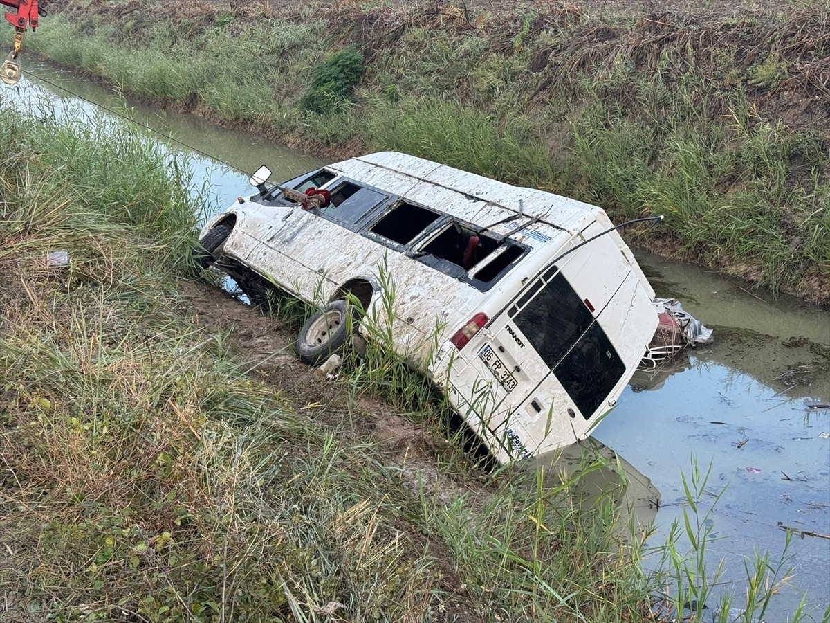 Adana'nın merkez Yüreğir ilçesinde tarım işçilerini taşıyan minibüsün sulama kanalına devrilmesi...