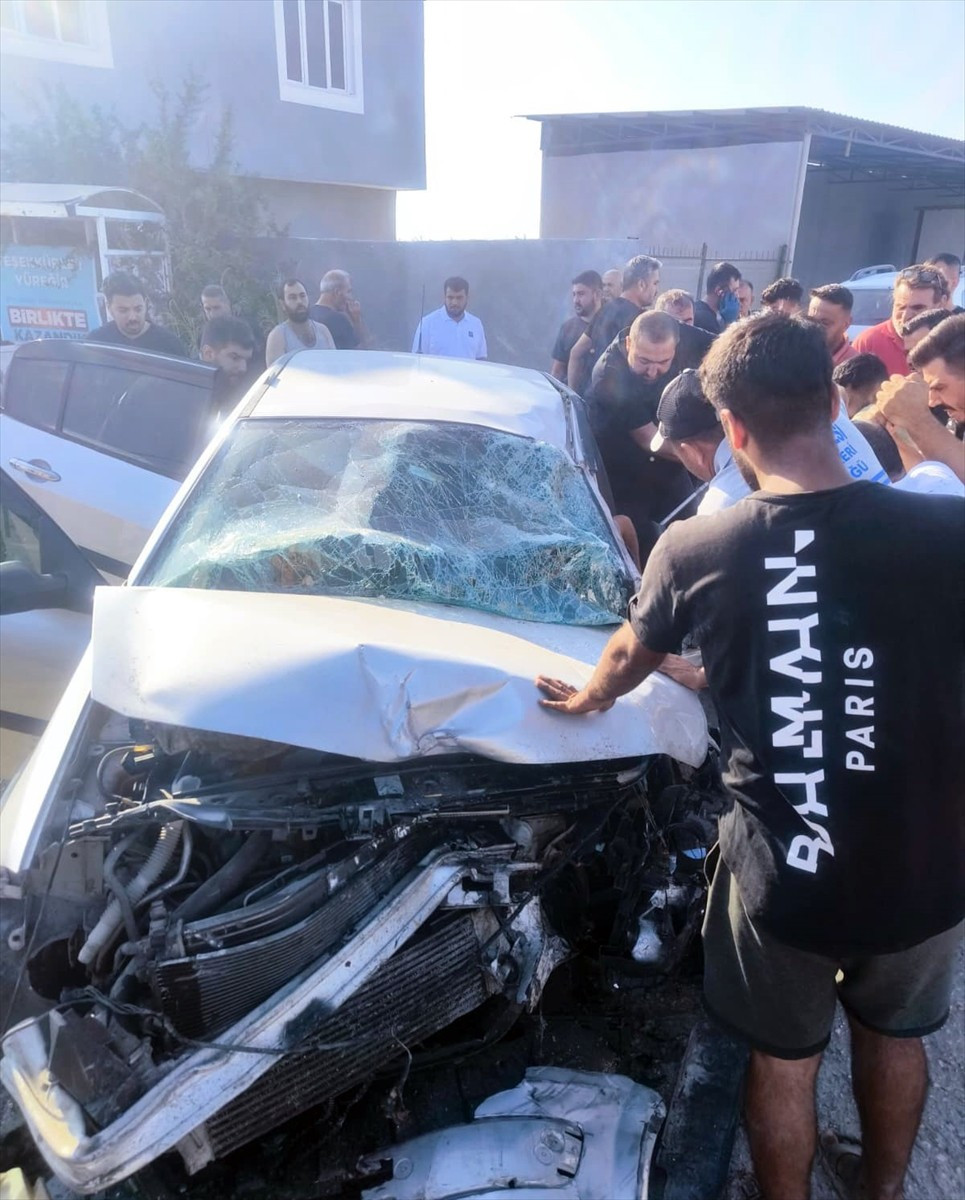 Adana'nın merkez Yüreğir ilçesinde traktöre çarpan otomobildeki 1 kişi hayatını kaybetti, 3 kişi...