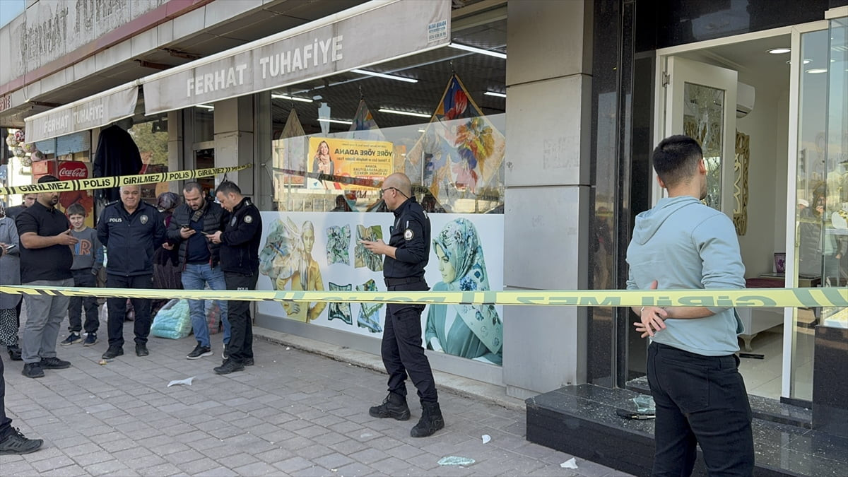 Adana'nın merkez Yüreğir ilçesindeki bir kuyumcudan 4 altın bileziği gasbeden şüpheli, kuyumcunun...