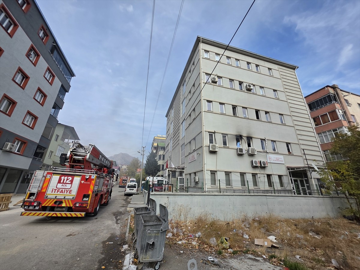 Adana'nın Pozantı ilçesinde aile sağlığı merkezinde çıkan yangın söndürüldü.