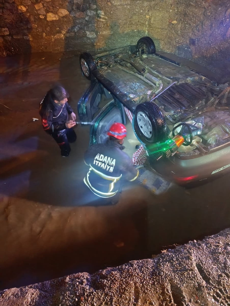 Adana'nın Pozantı ilçesinde dereye düşen otomobil sürücüsü yaralandı. Olay yerine ulaşan ekipler...