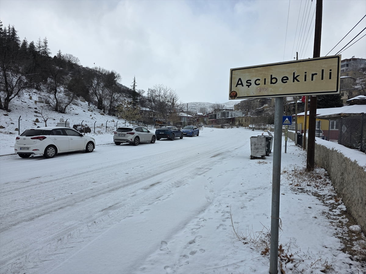 Adana'nın Pozantı ilçesinde gece başlayan kar, ilerleyen saatlerde etkisini artırdı. Yağış...