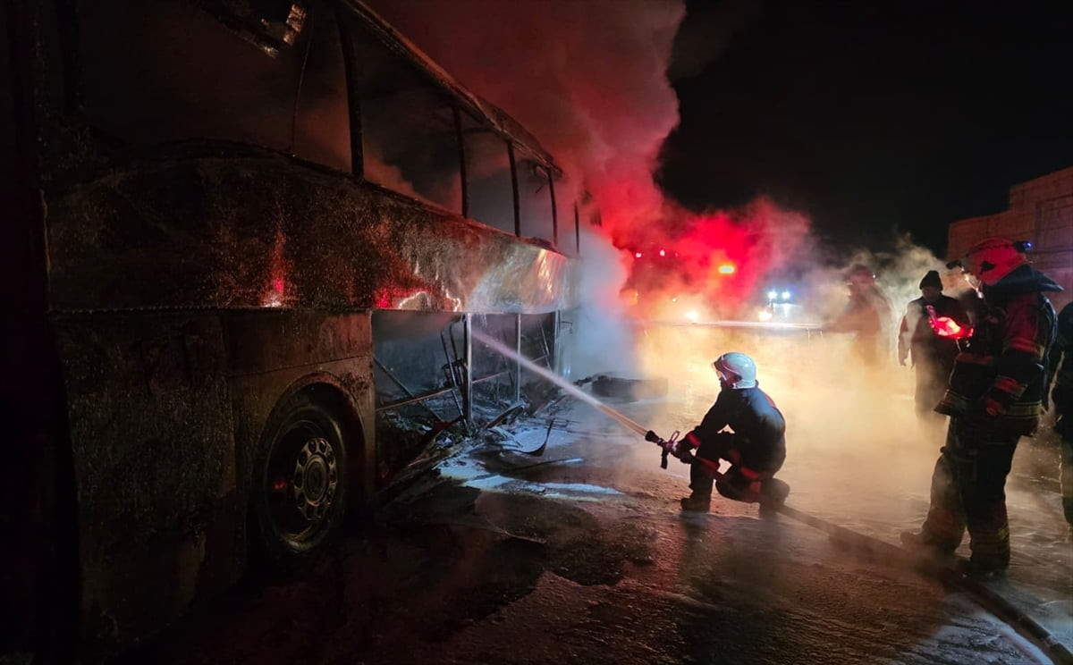 Adana'nın Pozantı ilçesinde seyir halindeki şehirler arası otobüste çıkan yangın söndürüldü....