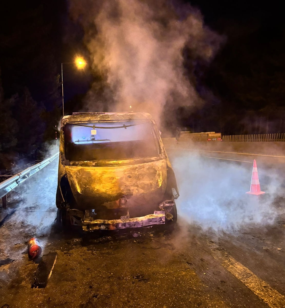 Adana'nın Pozantı ilçesinde seyir halindeyken alev alan çekici kullanılamaz hale geldi.