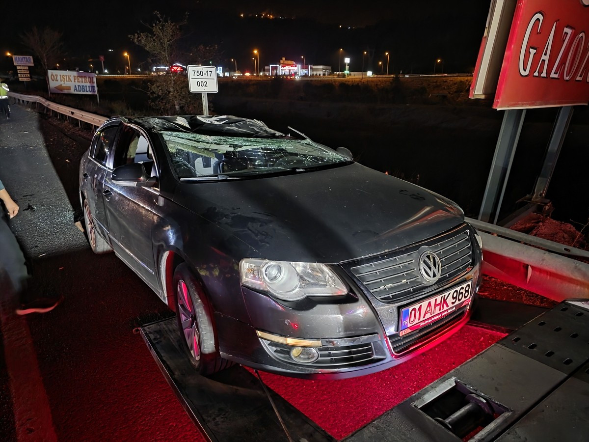 Adana'nın Pozantı ilçesinde, tır ve bariyere çarpan otomobilin sürücüsü hayatını...