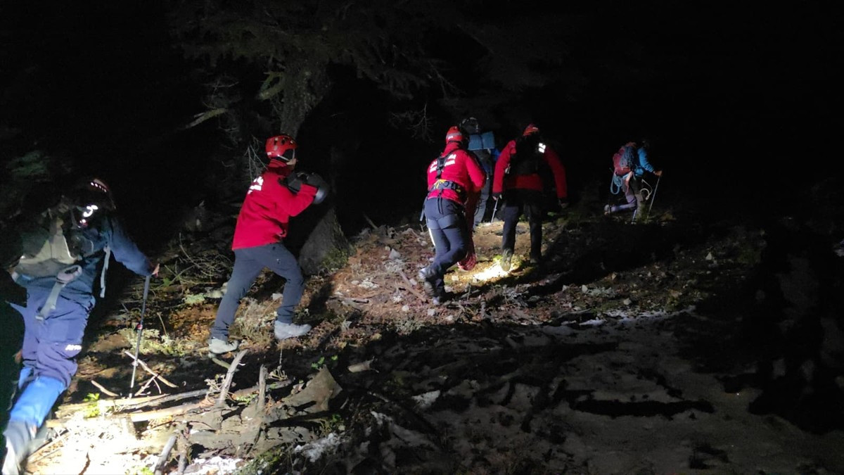 Adana'nın Pozantı ilçesinde tırmanış için çıktıkları dağda mahsur kalan 3 kişinin kurtarılması...