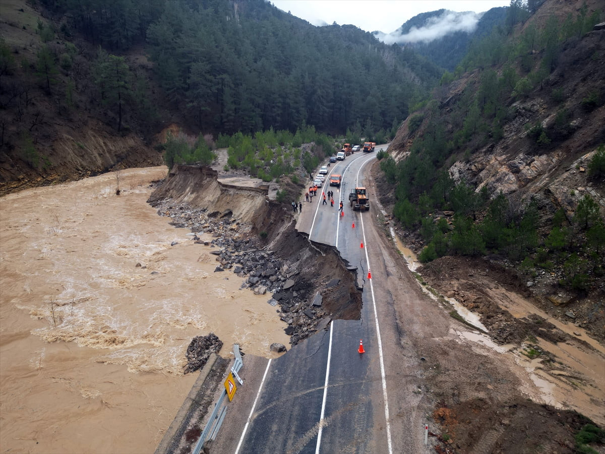 Adana'nın Saimbeyli ilçesinde sağanak nedeniyle Göksu Çayı'nda su seviyesinin yükselmesi sonucu...