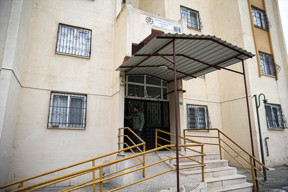 Adana'nın Sarıçam ilçesinde Osmangazi Mahallesi'ndeki apartmana 1 Ocak'ta giren şüpheli, asansörle...