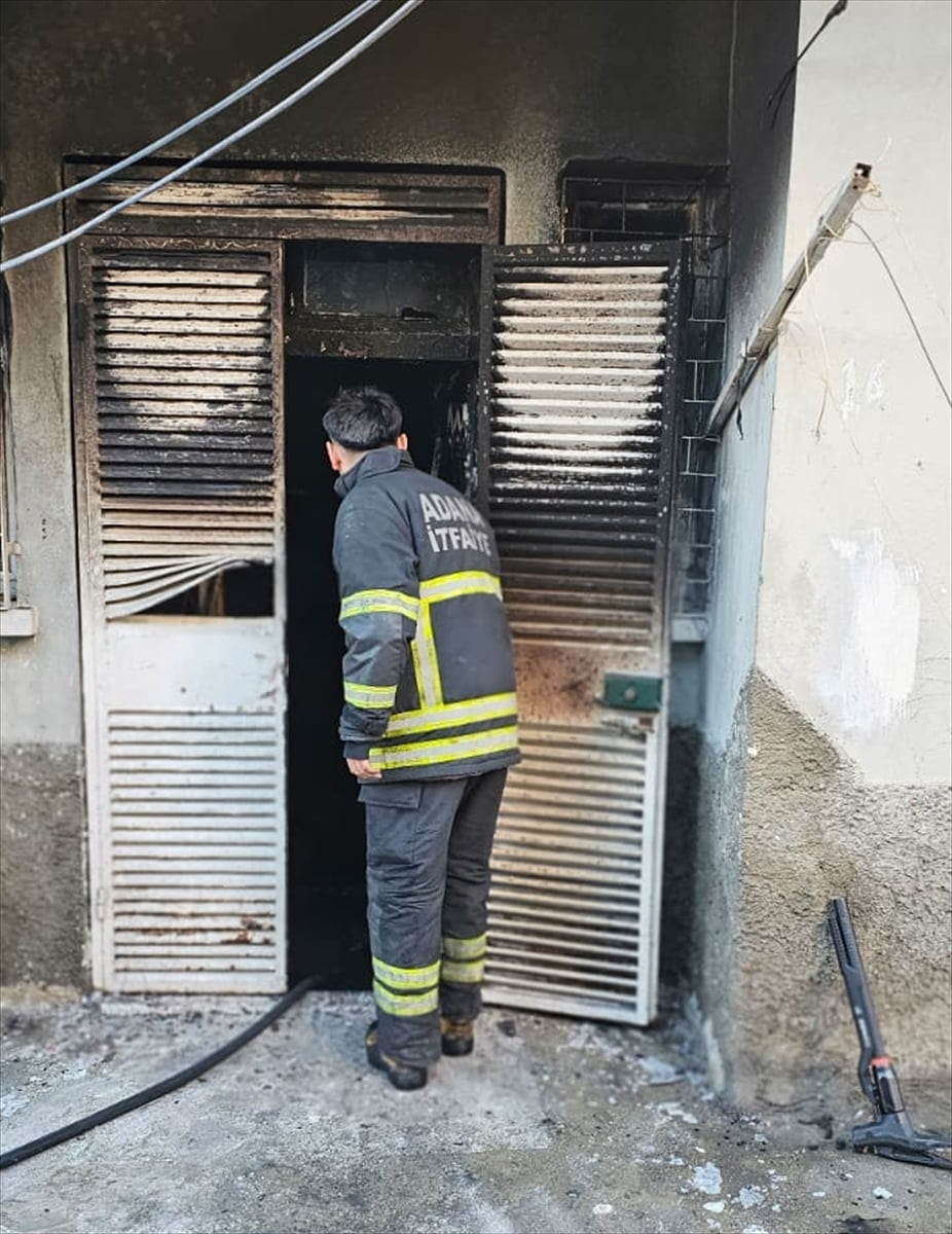 Adana'nın Seyhan ilçesinde 2 katlı binanın alt katında çıkan yangında bir kişi yaralandı.