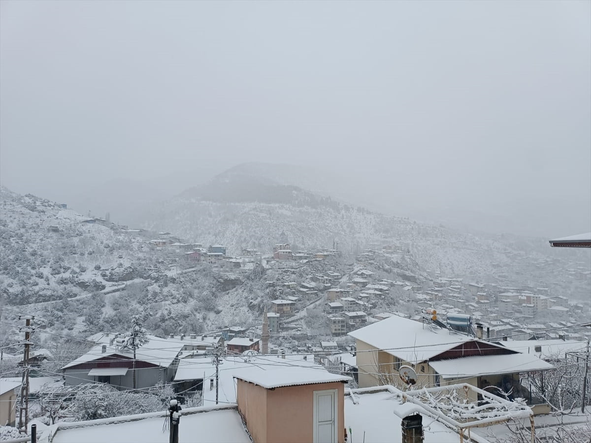 Adana'nın yüksek kesimleri kar yağışı nedeniyle beyaza büründü. Saimbeyli'de gece başlayan kar...