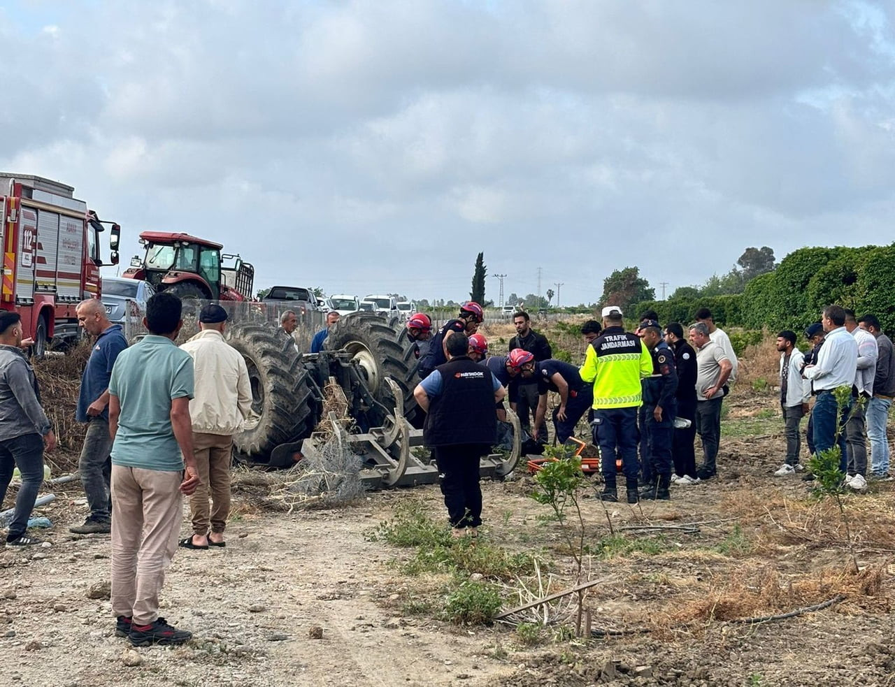ADANA'NIN YÜREĞİR İLÇESİNDE TRAKTÖRÜN DEVRİLMESİ SONUCU SÜRÜCÜ HAYATINI KAYBETTİ.