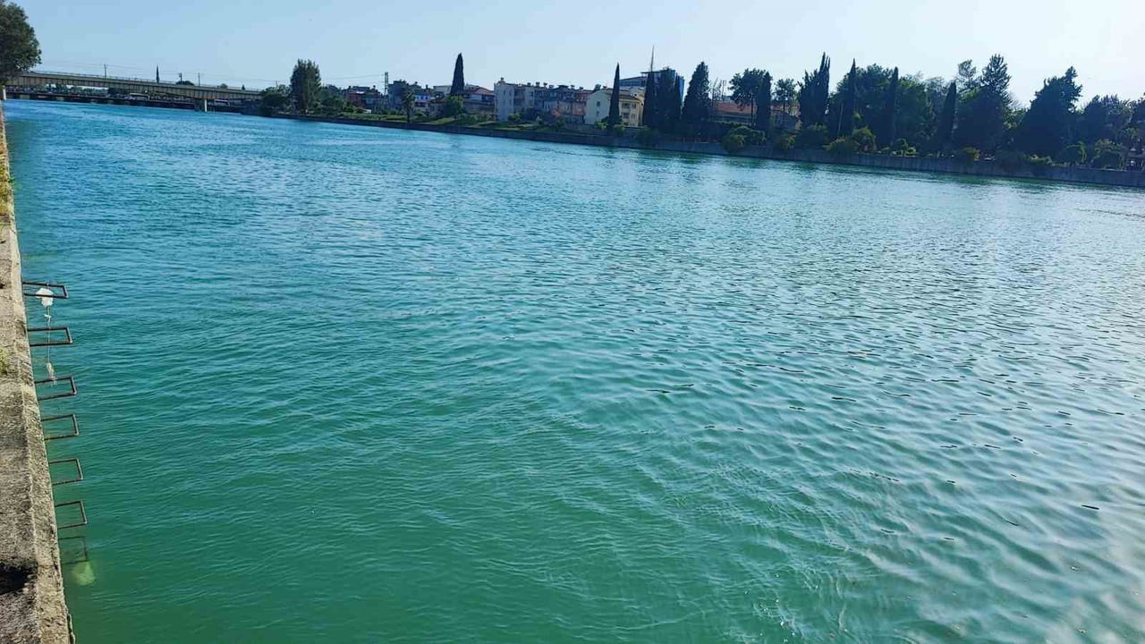 ADANA’DA ARKADAŞLARIYLA BİRLİKTE SERİNLEMEK İÇİN SEYHAN NEHRİ’NE GİREN GENÇ BİR SÜRE SONRA GÖZDEN...