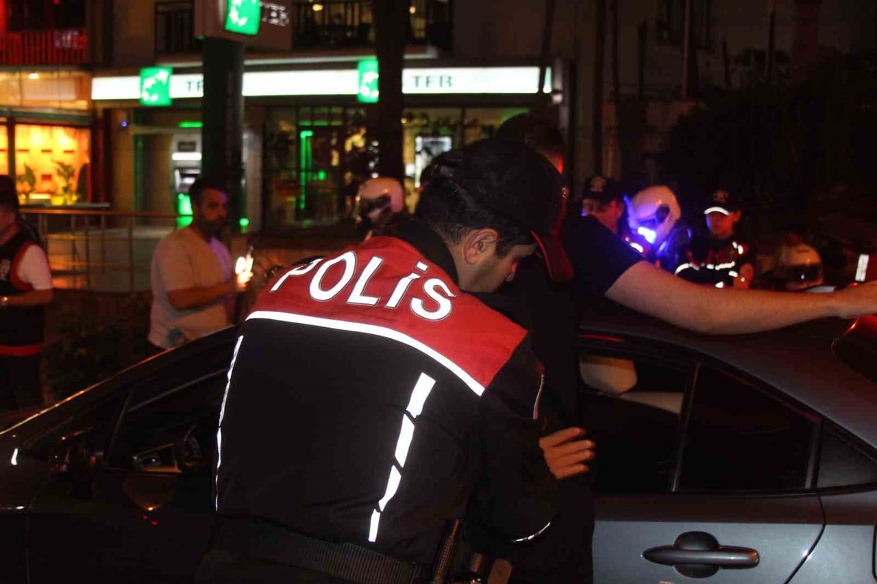 ADANA’DA BAYRAM DENETİMLERİ ÇERÇEVESİNDE GERÇEKLEŞTİRİLEN ‘HUZUR VE GÜVEN’ UYGULAMASINDA ÇEŞİTLİ...