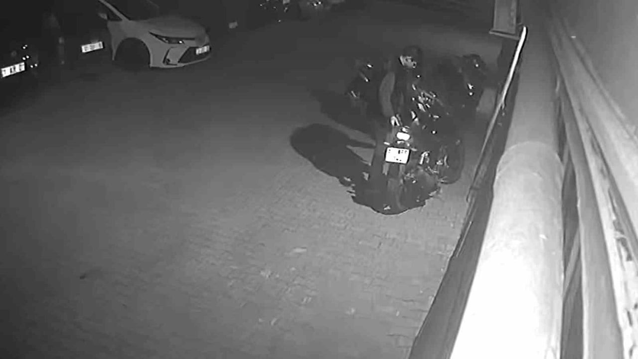ADANA’DA BİR KİŞİNİN PARK HALİNDEKİ MOTOSİKLETİ ÇALMASI ANBEAN GÜVENLİK KAMERALARINA YANSIDI....