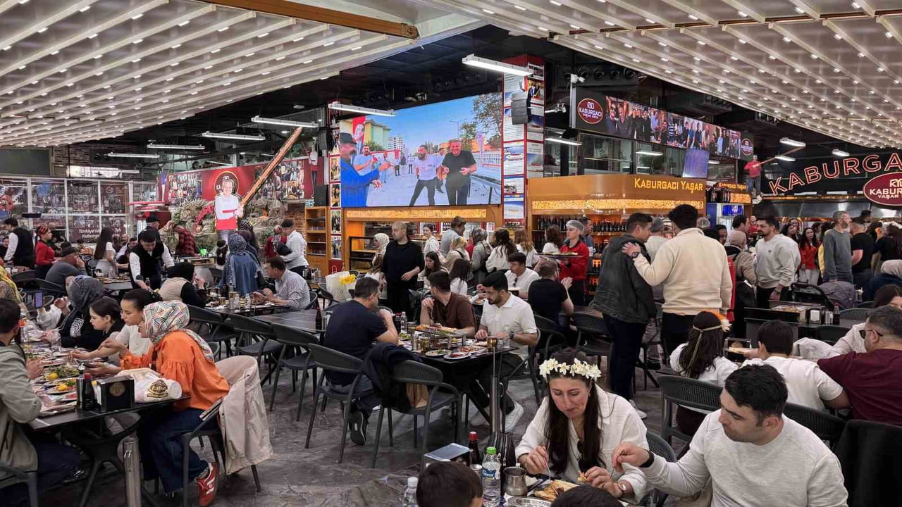 ADANA’DA BU SENE 14’ÜNCÜSÜ DÜZENLENEN ULUSLARARASI PORTAKAL ÇİÇEĞİ KARNAVALI ESNAFA CAN SUYU...