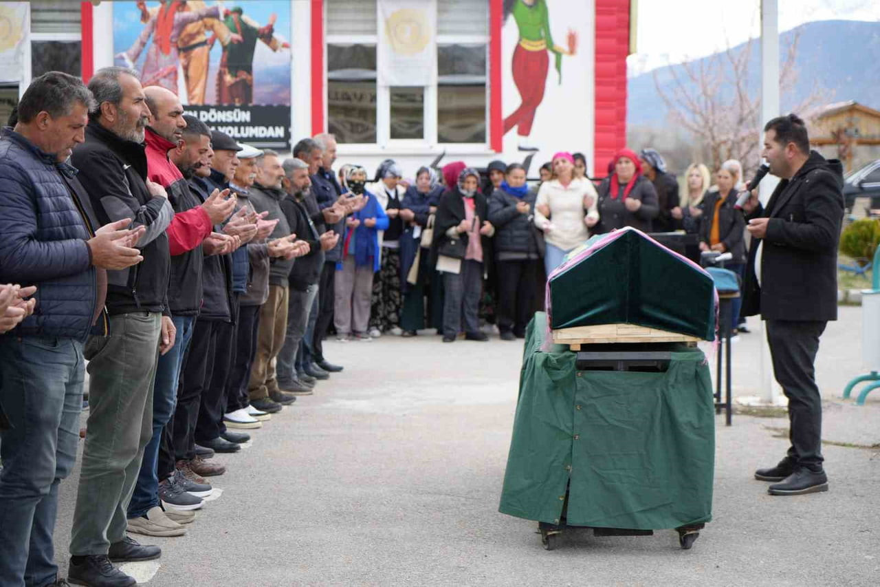 ADANA’DA CİNAYETE KURBAN GİDEN GENÇ KADIN ERZİNCAN’DA TOPRAĞA VERİLDİ