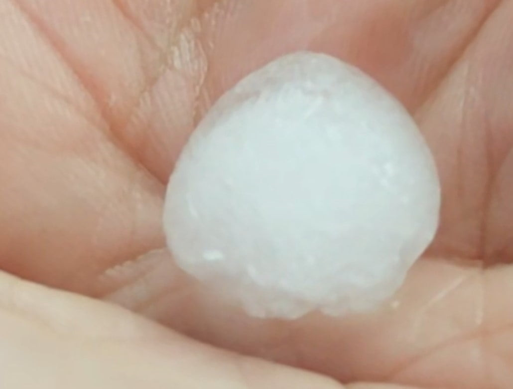 ADANA’DA ETKİLİ OLAN KUVVETLİ YAĞMURUN ARDINDAN DOLU DA HAYATI OLUMSUZ ETKİLEDİ. ERİK...