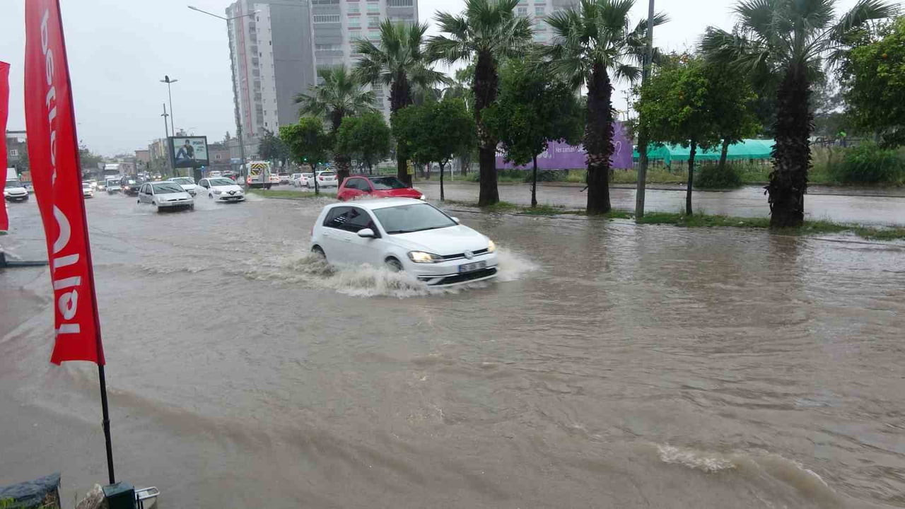 ADANA’DA ETKİLİ OLAN SAĞANAK YAĞIŞ HAYATI OLUMSUZ ETKİLEDİ. MERKEZ SEYHAN VE ÇUKUROVA İLÇELERİNDE...