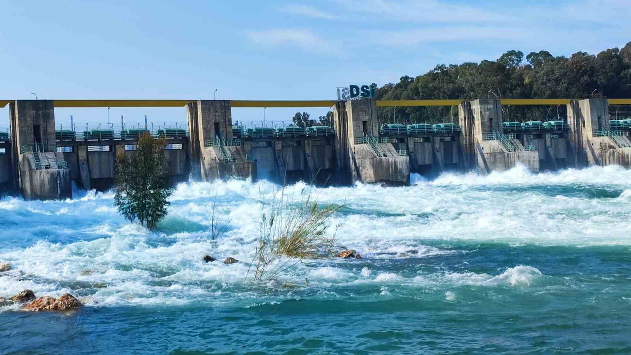 ADANA’DA ETKİLİ OLAN YAĞIŞLARIN ARDINDAN SEYHAN BARAJI’NDA SU SEVİYESİ YÜKSELİNCE BARAJ KAPAKLARI...