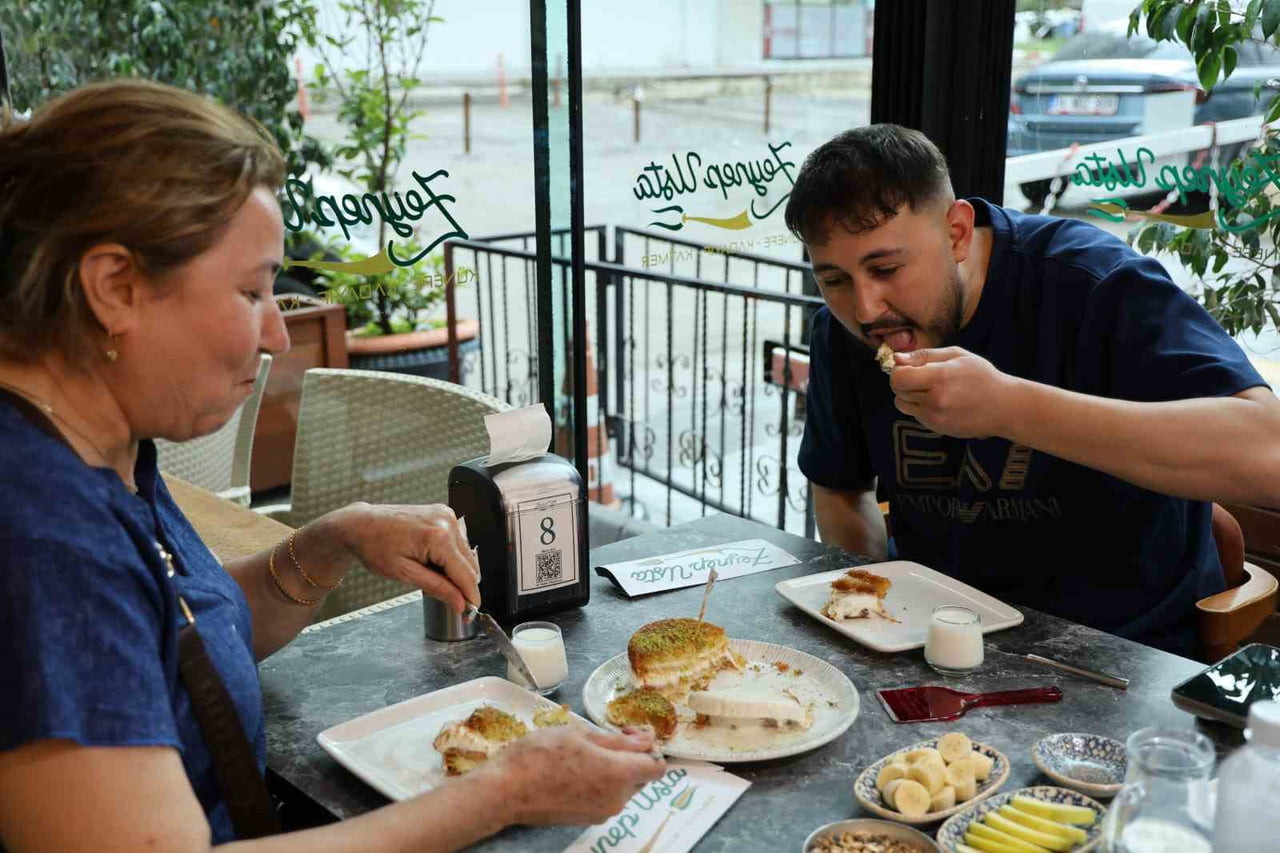 ADANA’DA ETKİSİNİ ARTIRAN SICAKLAR NEDENİYLE VATANDAŞLAR, DONDURMALI TATLILARA YÖNELDİ.