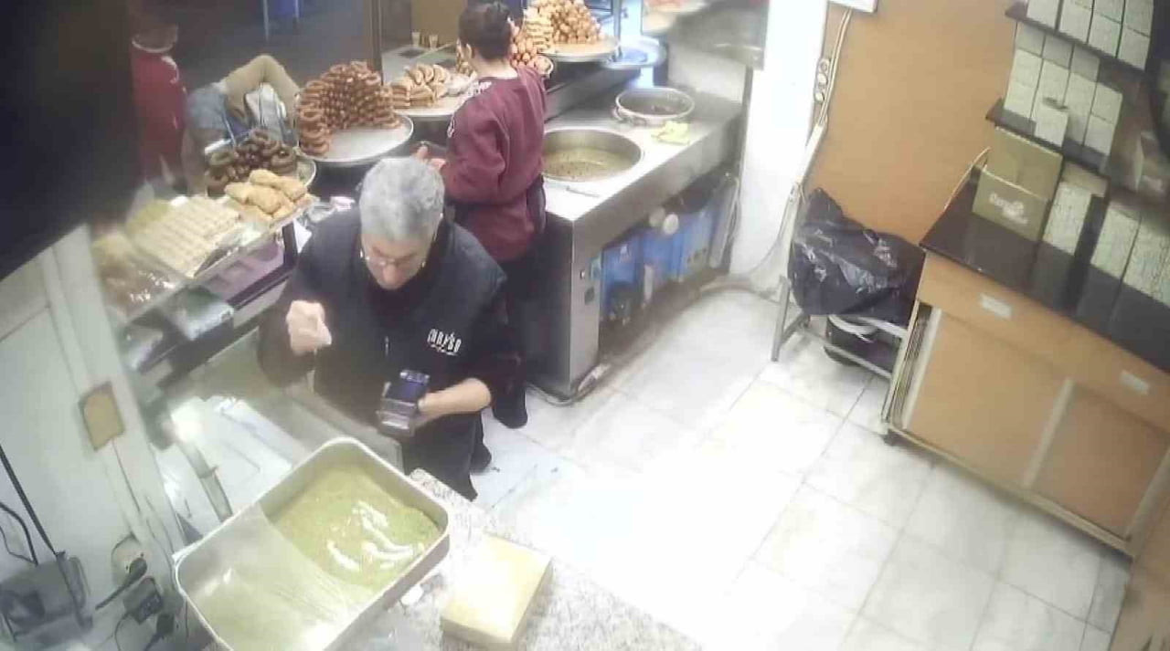 ADANA’DA FARKLI TARİHLERDE 3 KADININ CEP TELEFONUNU YANKESİCİLİK YÖNTEMİYLE ÇALAN ŞÜPHELİ, POLİSİN...