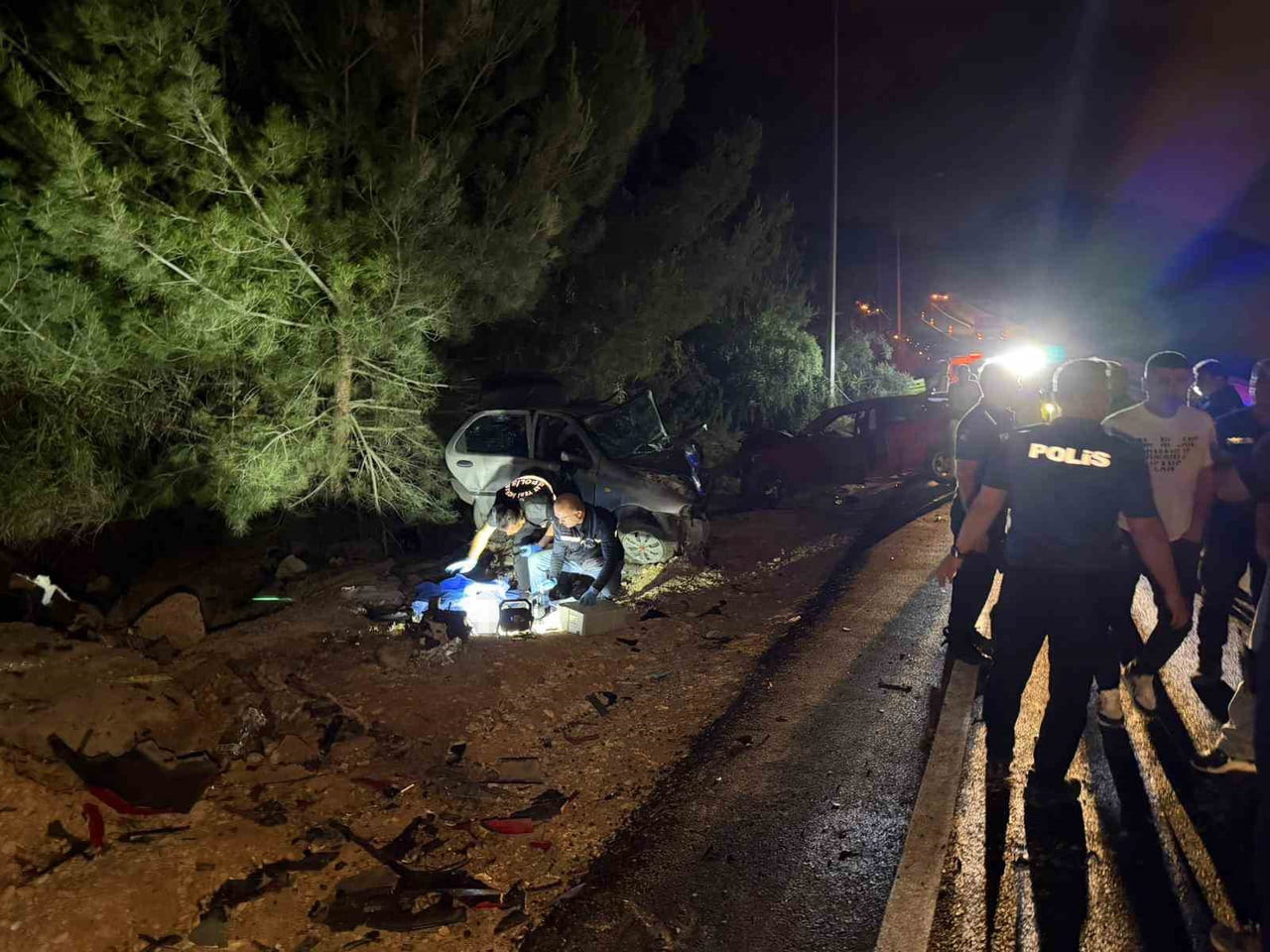 ADANA’DA İKİ OTOMOBİLİN KAFA KAFAYA ÇARPIŞTIĞI TRAFİK KAZASINDA KARI KOCA HAYATINI KAYBEDERKEN, 4...