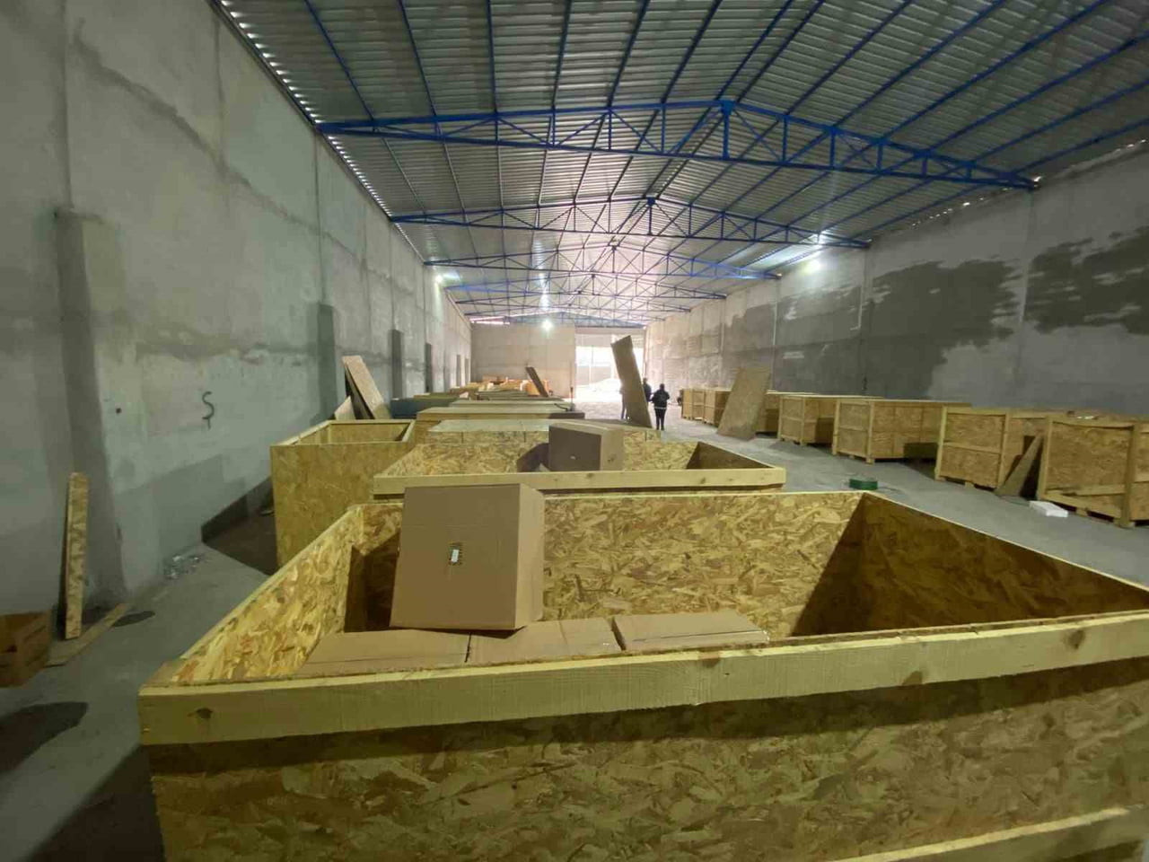 ADANA’DA KAÇAKÇILARA YÖNELİK DÜZENLENEN OPERASYONDA, ŞÜPHELİLERİN, KAÇAK MAKARONLARI SANDIKLARIN...