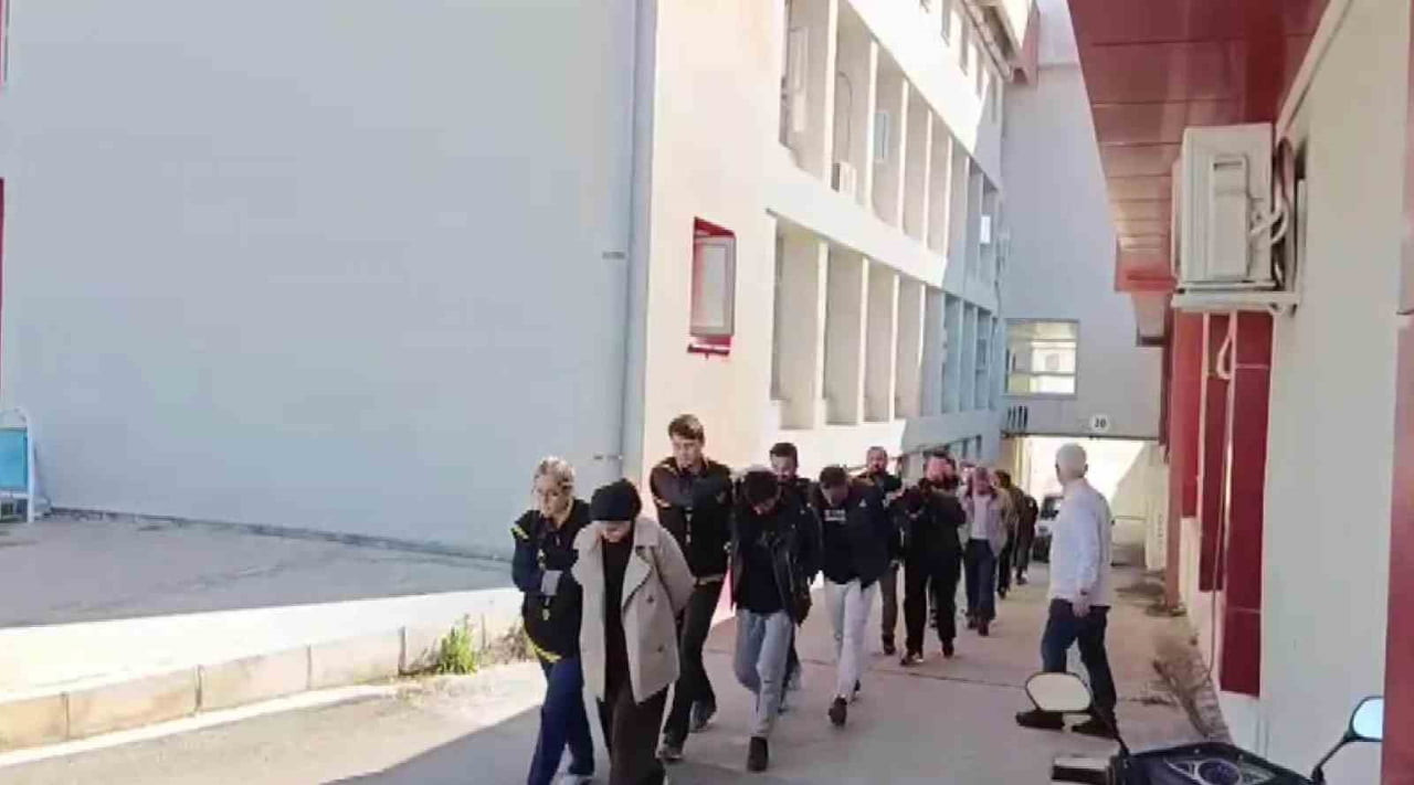 ADANA’DA KENDİLERİ HAKİM, SAVCI, POLİS OLARAK TANITIP 14 MİLYON TL VURGUN YAPAN DOLANDIRICILIK...
