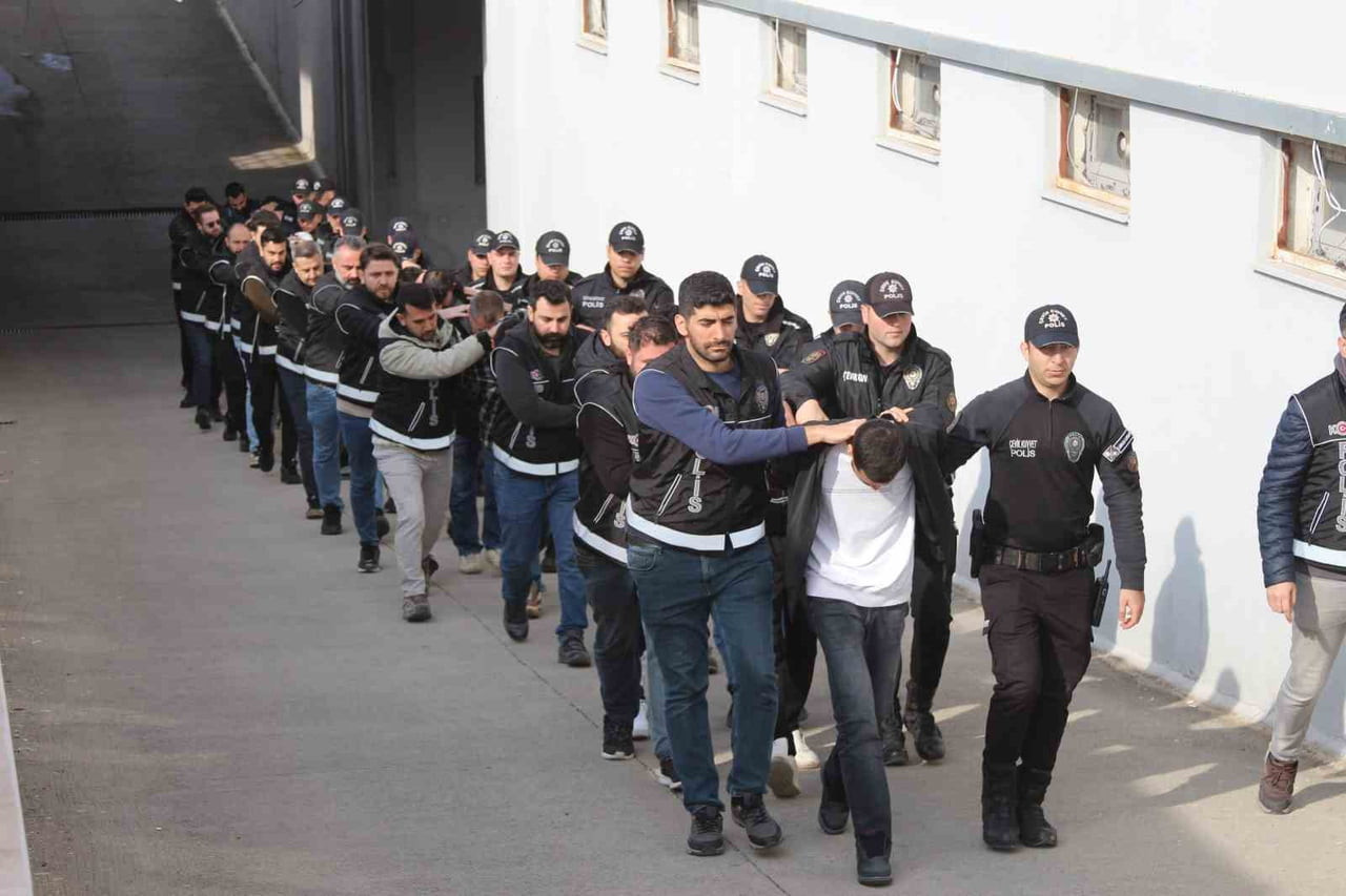 ADANA’DA KOM EKİPLERİ, TÜRKİYE GENELİNDE KAÇAK SİGARA SEVKİYATI YAPAN ŞEBEKEYE YÖNELİK TARİHİ BİR...