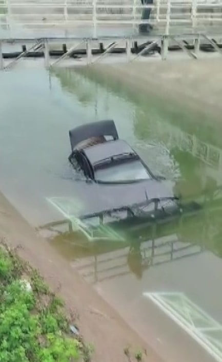 ADANA’DA KONTROLDEN ÇIKAN OTOMOBİL SULAMA KANALINA DEVRİLDİ. KAZADA SÜRÜCÜ ŞANS ESERİ YARA ALMADAN...