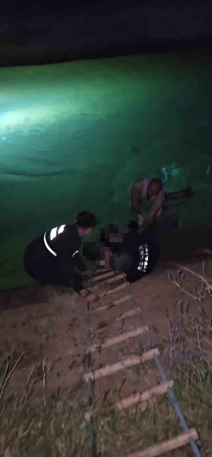 ADANA’DA KONTROLDEN ÇIKAN OTOMOBİLİ SULAMA KANALINA DÜŞERKEN ARAÇ SÜRÜCÜ HAYATINI...