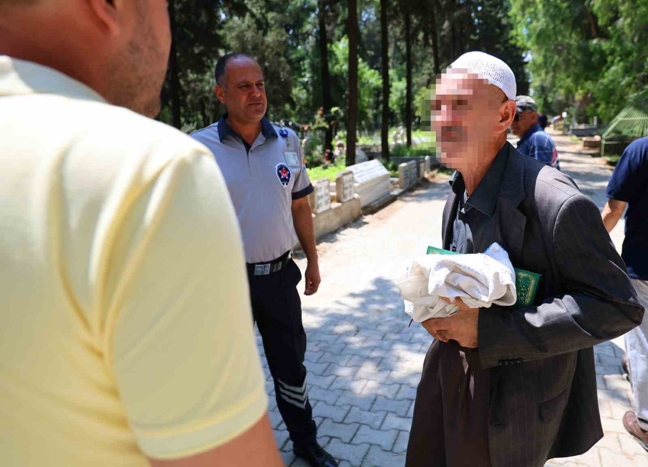 ADANA’DA KURBAN BAYRAMI ARİFESİNDE MEZARLIKTA ‘SAHTE HOCA’ DENETİMİ YAPILDI. GÖREVLİ İMAM...