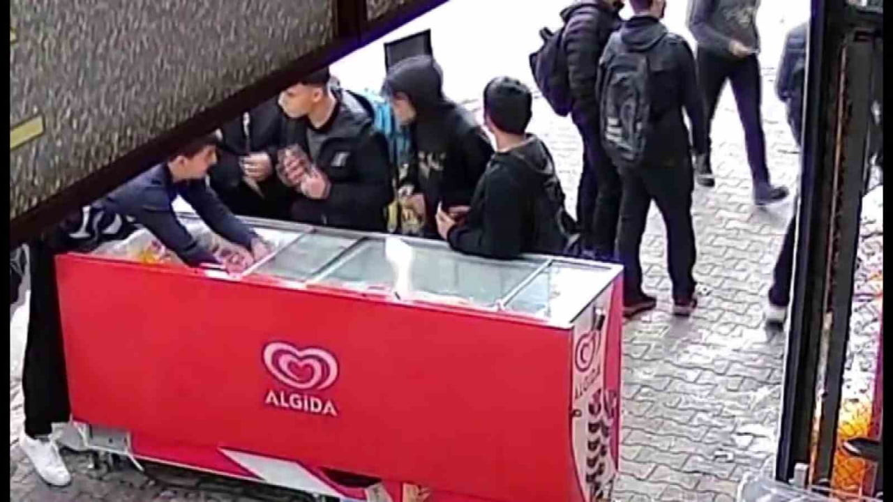 ADANA’DA LİSE ÖĞRENCİLERİ, BİR BAKKALDAN DONDURMA ÇALARAK MONTLARININ İÇİNE GİZLEDİ, O ANLAR...