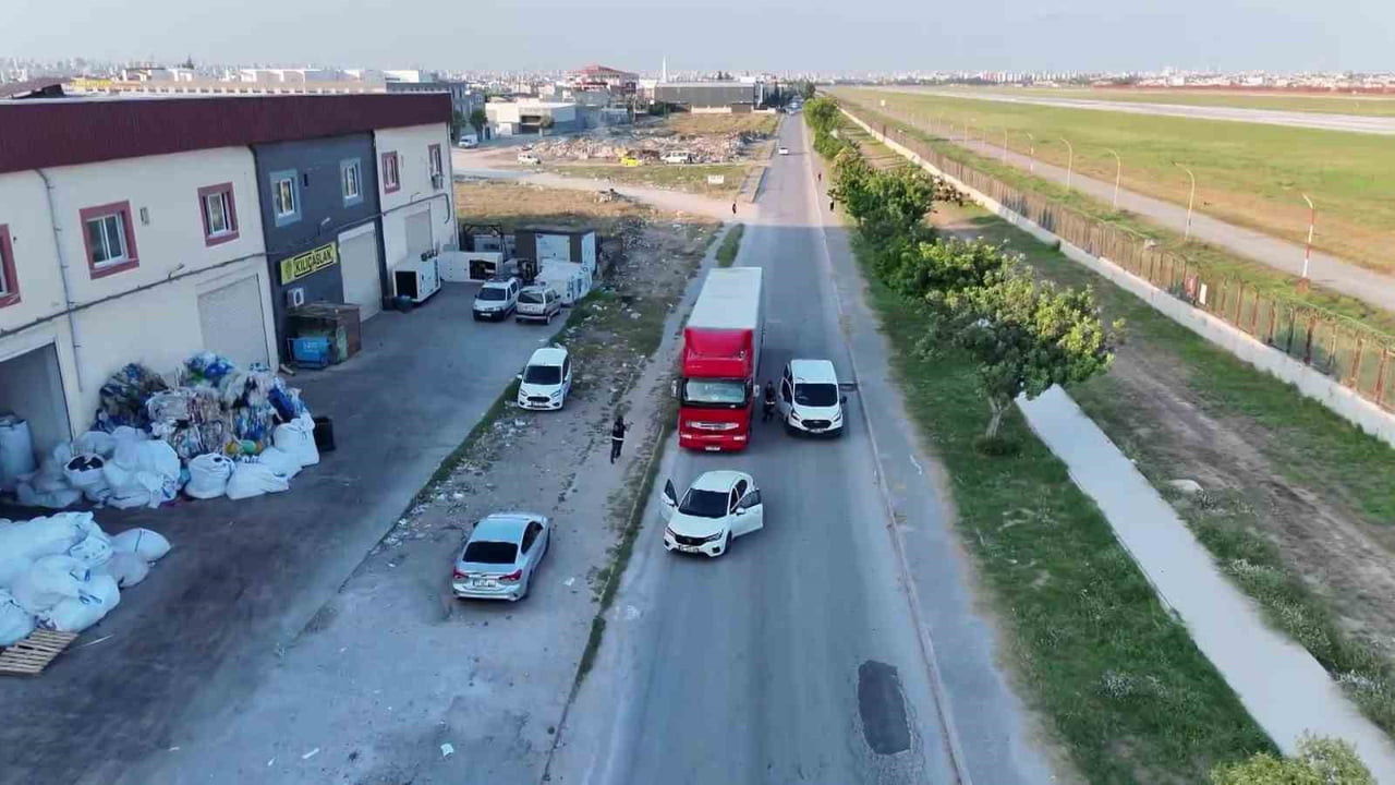 ADANA’DA NARKOTİK POLİSİNİN DURDURDUĞU TIRDA 408 BİN 235 ADET UYUŞTURUCU HAP ELE GEÇİRİLDİ. SÜRÜCÜ...