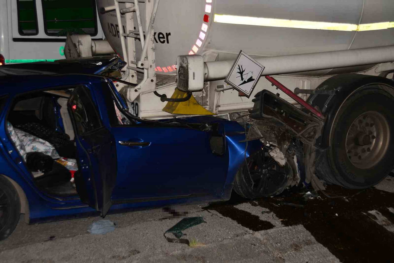 ADANA’DA OTOYOLDA TIRA ARKADAN ÇARPAN OTOMOBİLİN SÜRÜCÜSÜ HAYATINI KAYBEDERKEN, ARAÇTA BULUNAN 2...