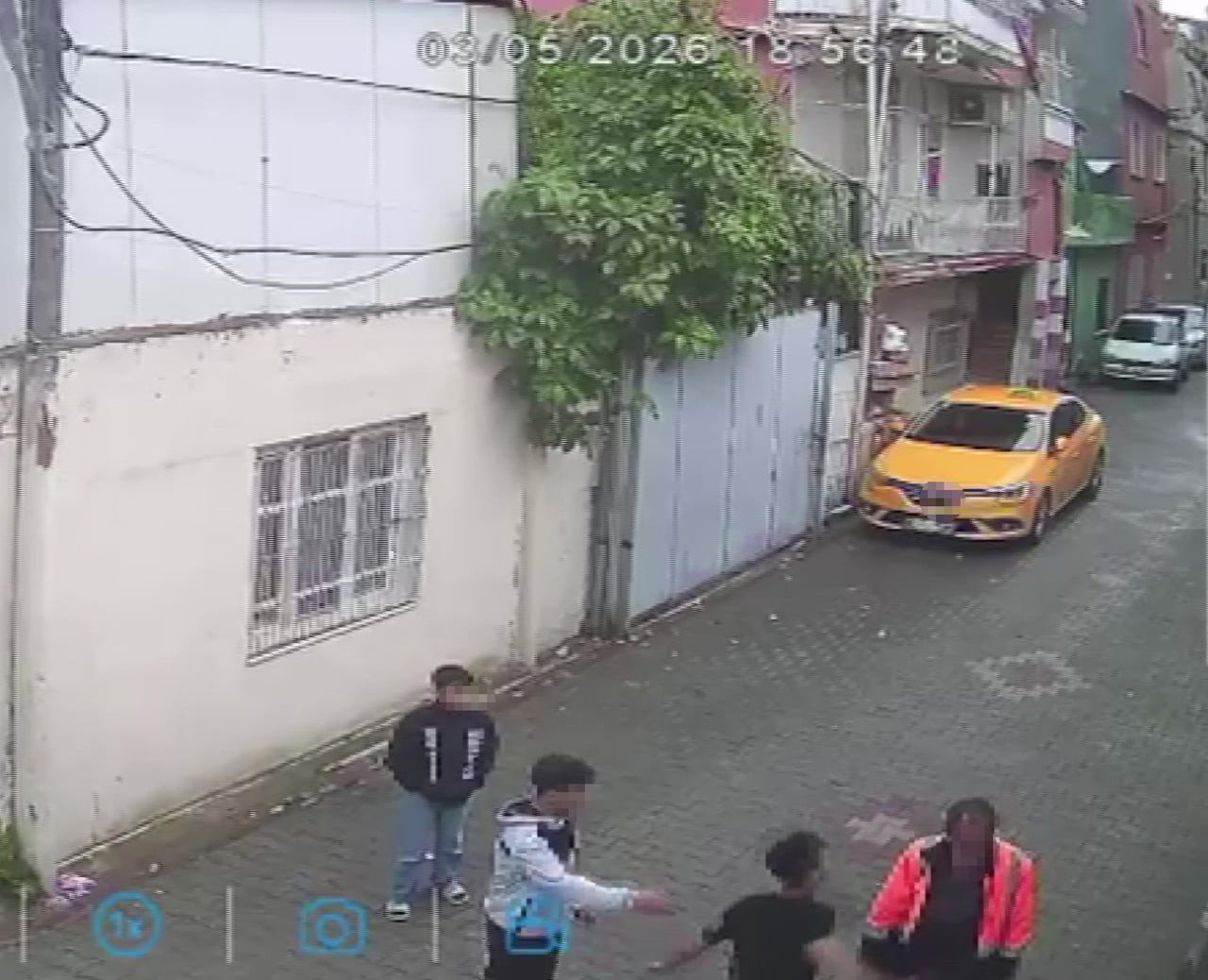 ADANA’DA SOKAKLARDA YAŞAYAN KİŞİYİ DARP EDEN 14 YAŞINDAKİ ÇOCUK İLE OLAY SIRASINDA YANINDA BULUNUP...