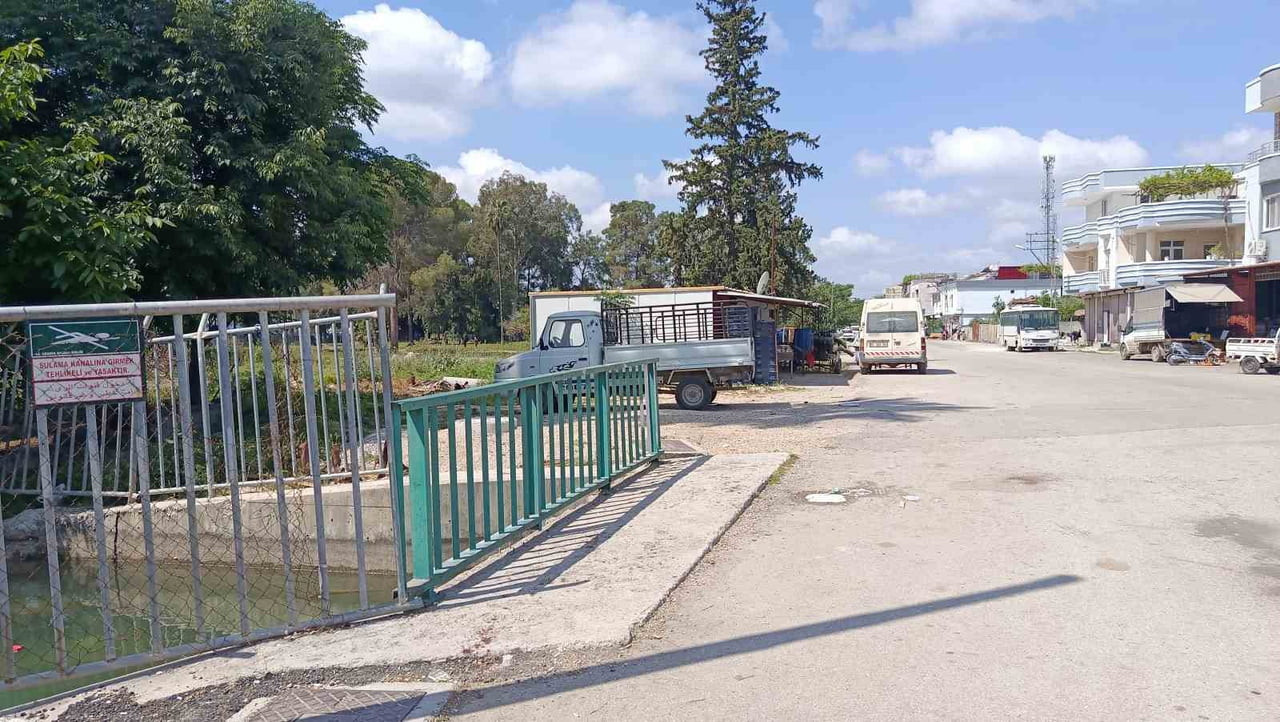 ADANA’DA SURİYE UYRUKLU İKİ GRUP ARASINDA ÇIKAN SATIRLI KAVGADA 1 KİŞİ ÖLÜRKEN 2 KİŞİ YARALANDI....